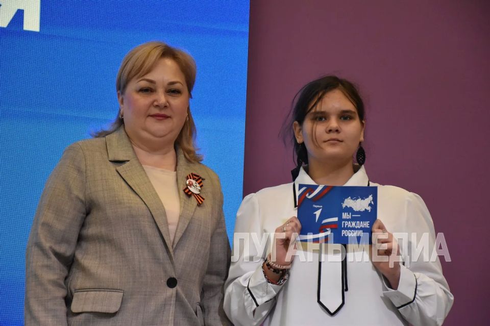 В Алчевском молодежном центре состоялась торжественная церемония вручения первых паспортов активистам «Движения Первых» В Алчевском молодежном центре состоялась торжественная церемония вручения первых паспортов активистам «Движения Первых»