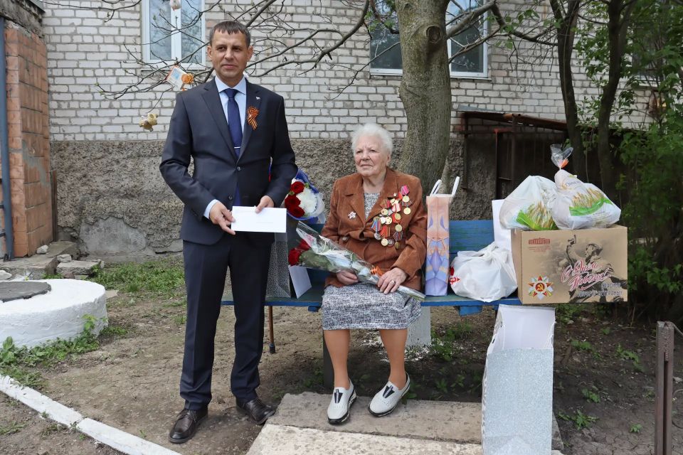 Накануне Дня Победы с руководителями делегаций шефов-регионов Красноярского края и Республики Тыва, представителями общественности, ведомств округа и молодежи поздравили Почетных граждан округа, наших дорогих ветеранов ВОВ... Накануне Дня Победы с руководителями делегаций шефов-регионов Красноярского края и Республики Тыва, представителями общественности, ведомств округа и молодежи поздравили Почетных граждан округа, наших дорогих ветеранов ВОВ...