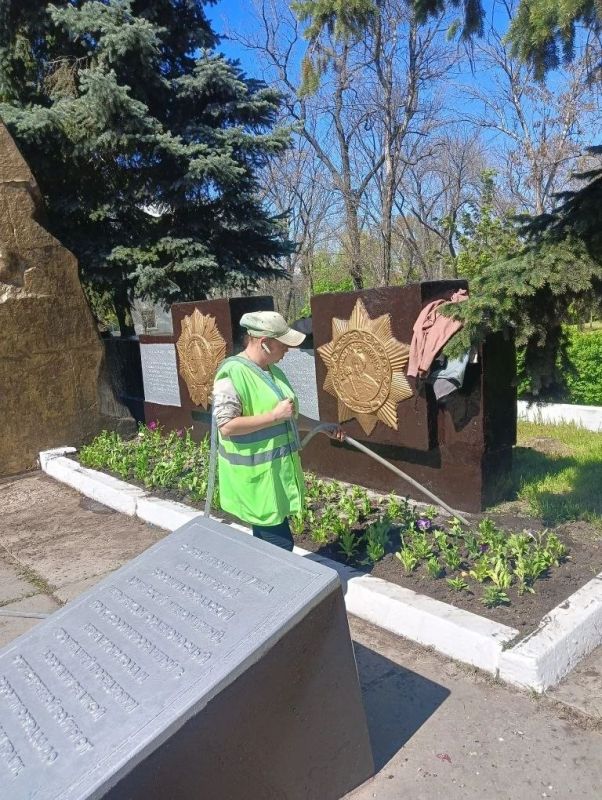 В столичном Сквере Победы начались озеленительные работы В столичном Сквере Победы начались озеленительные работы