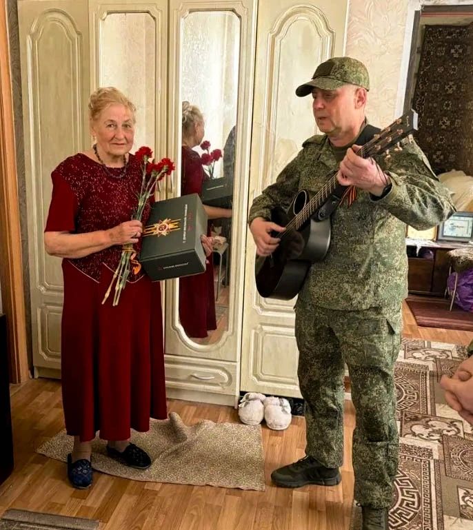 «Вы подарили мир, мы его отстаиваем»: ветеранов Луганска поздравили участники спецоперации «Вы подарили мир, мы его отстаиваем»: ветеранов Луганска поздравили участники спецоперации