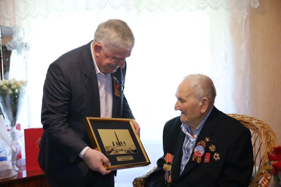 Виктор Водолацкий: В преддверии Дня Великой Победы вместе с депутатом Народного Совета ЛНР Леоновым В.В. посетил ветерана Великой Отечественной войны - Сергея Семёновича Ткаченко Виктор Водолацкий: В преддверии Дня Великой Победы вместе с депутатом Народного Совета ЛНР Леоновым В.В. посетил ветерана Великой Отечественной войны - Сергея Семёновича Ткаченко