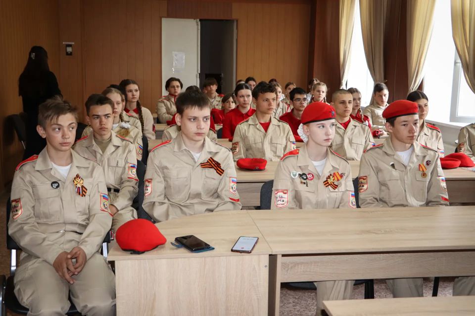 «Диалог с Героем»: юнармейцы Стаханова встретились с действующим офицером Владиславом Жуковым «Диалог с Героем»: юнармейцы Стаханова встретились с действующим офицером Владиславом Жуковым