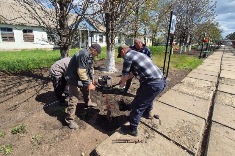В селе Медвежанка ко Дню Победы провели уборку Аллеи Славы В селе Медвежанка ко Дню Победы провели уборку Аллеи Славы