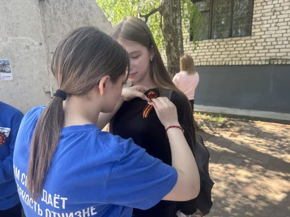 Символ доблести в каждом доме: Молодая Гвардия Единой России раздала Георгиевские ленточки жителям Славяносербска Символ доблести в каждом доме: Молодая Гвардия Единой России раздала Георгиевские ленточки жителям Славяносербска