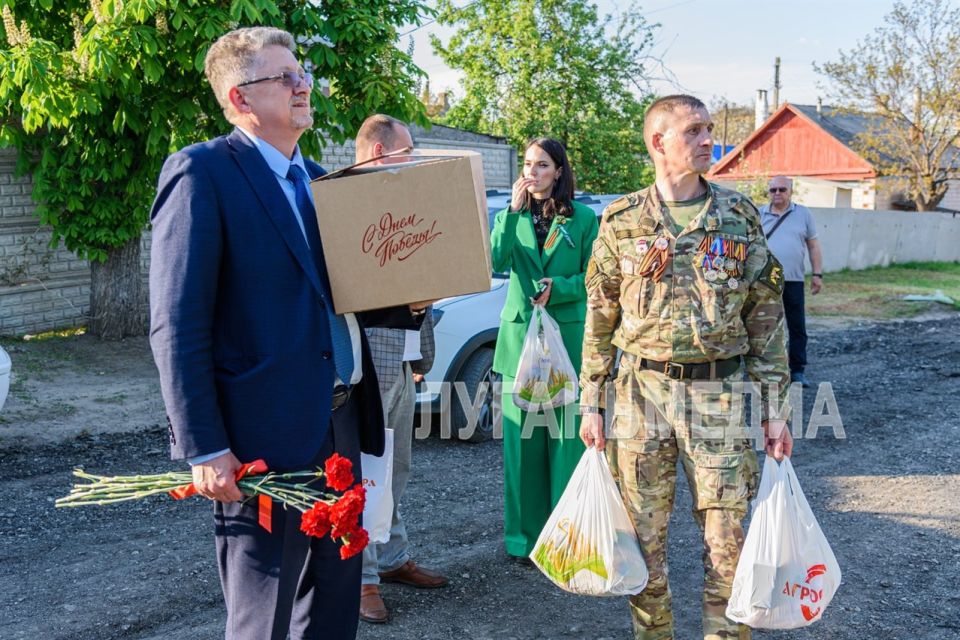 Представители Администрации Луганска поздравили ветеранов с Днем Победы Представители Администрации Луганска поздравили ветеранов с Днем Победы