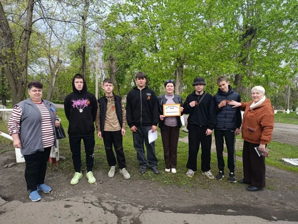 Сотрудники библиотеки и Комиссаровского Дома культуры провели поздравительную акцию «Георгиевская ленточка» на улицах посёлка Комиссаровка Сотрудники библиотеки и Комиссаровского Дома культуры провели поздравительную акцию «Георгиевская ленточка» на улицах посёлка Комиссаровка