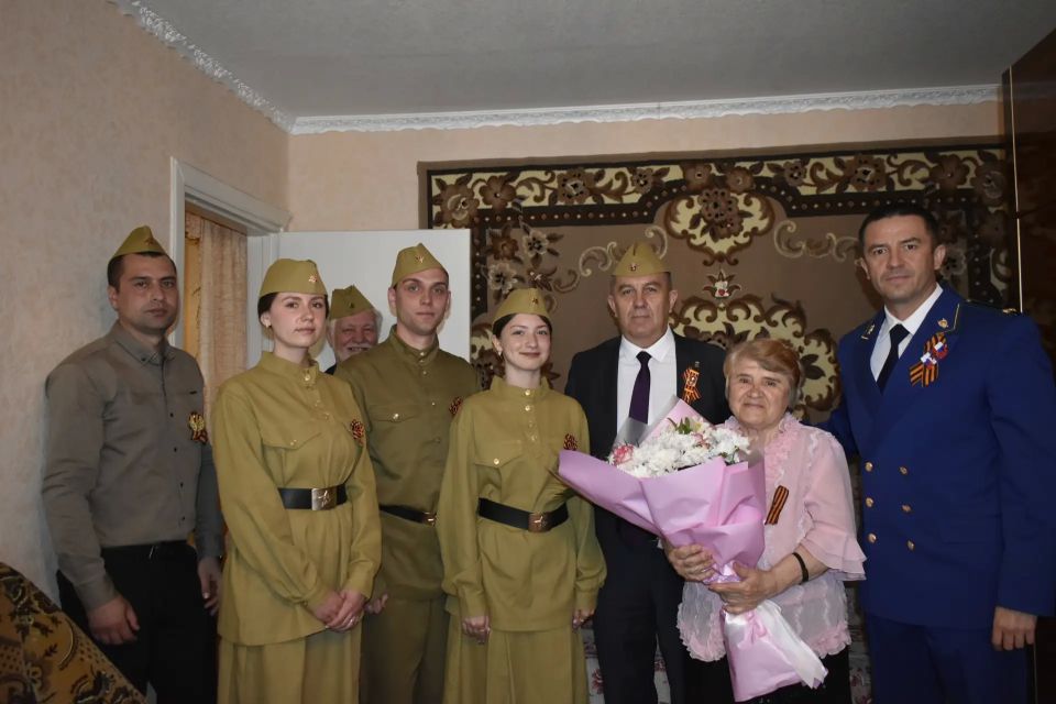 Глава Перевальского муниципалитета и Прокурор района поздравили ветеранов ВОВ с Днем Победы Глава Перевальского муниципалитета и Прокурор района поздравили ветеранов ВОВ с Днем Победы