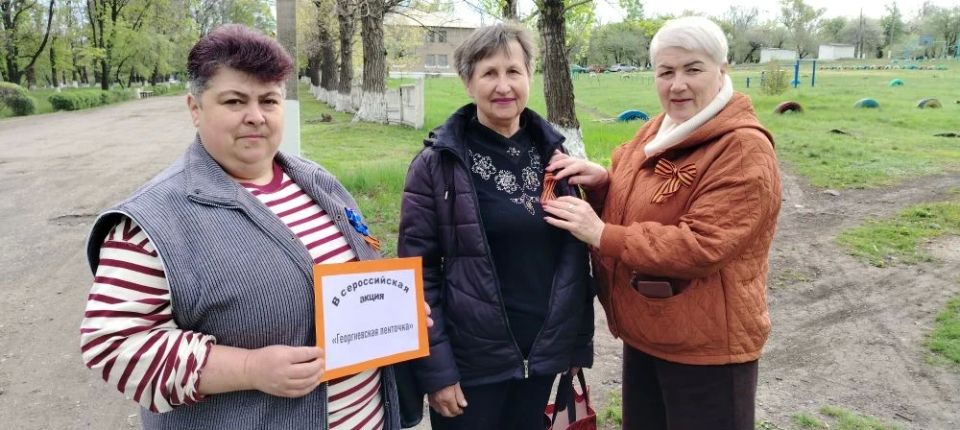 Сотрудники библиотеки и Комиссаровского Дома культуры провели поздравительную акцию «Георгиевская ленточка» на улицах посёлка Комиссаровка Сотрудники библиотеки и Комиссаровского Дома культуры провели поздравительную акцию «Георгиевская ленточка» на улицах посёлка Комиссаровка