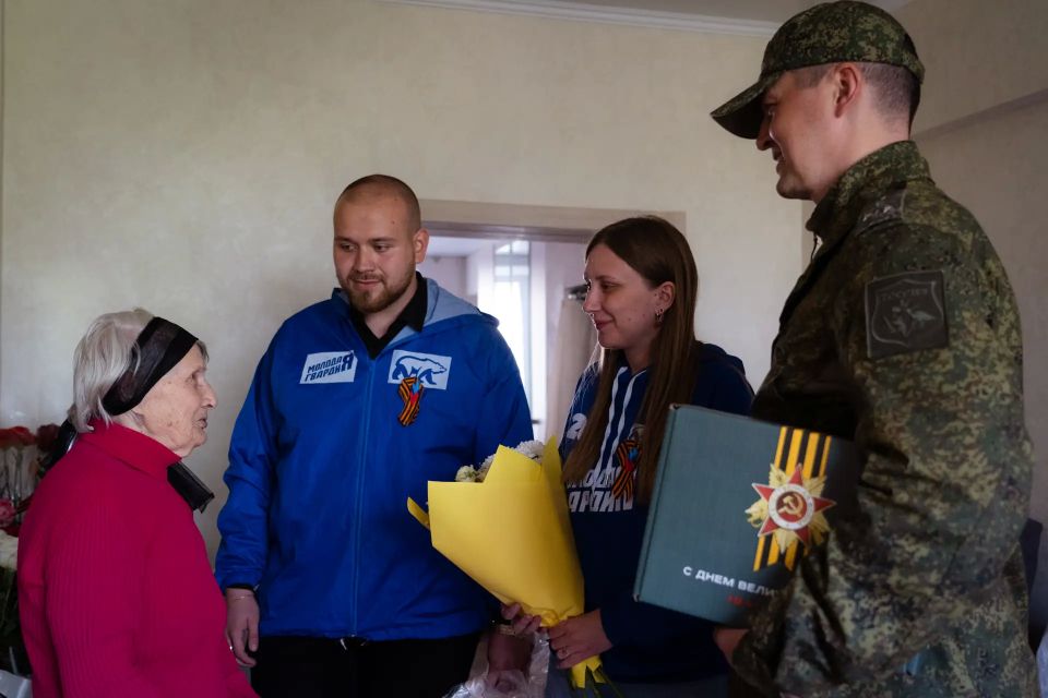Сегодня снова поздравляли тех, кто живьём помнит тот самый победный май 1945-го Сегодня снова поздравляли тех, кто живьём помнит тот самый победный май 1945-го
