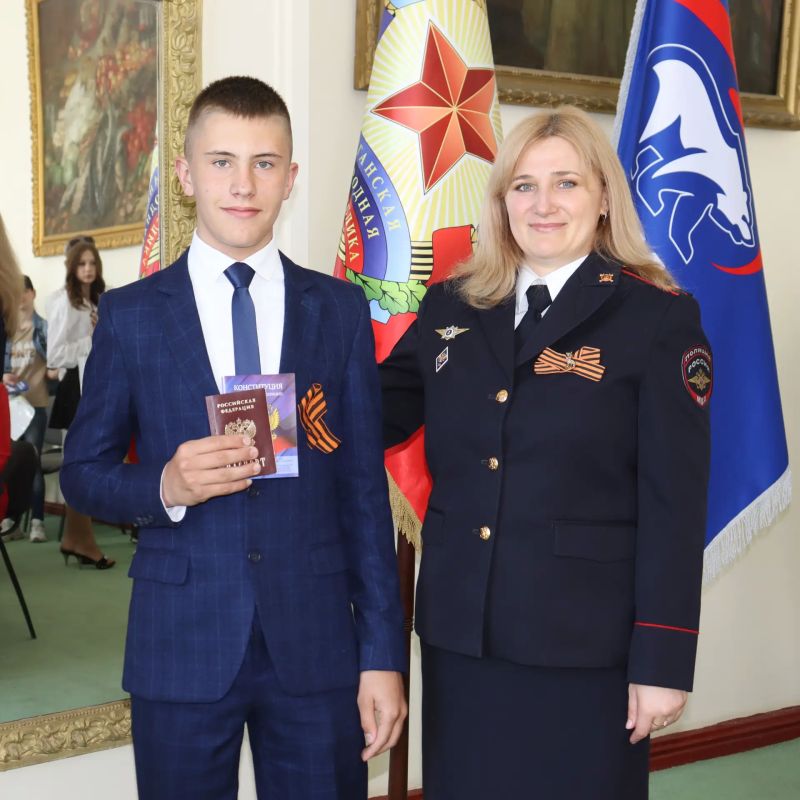 По традиции в преддверии Дня Великой Победы вручили паспорта юным жителям округа По традиции в преддверии Дня Великой Победы вручили паспорта юным жителям округа