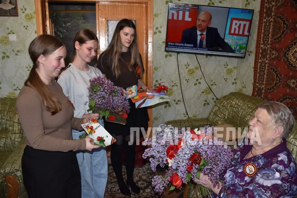 Журналисты редакции печатных СМИ г. Кировска ГБУ ЛНР «ЛУГАНЬМЕДИА» поздравили ветерана, ребенка войны Веру Петровну Якимчук с наступающим праздником Дня Победы Журналисты редакции печатных СМИ г. Кировска ГБУ ЛНР «ЛУГАНЬМЕДИА» поздравили ветерана, ребенка войны Веру Петровну Якимчук с наступающим праздником Дня Победы