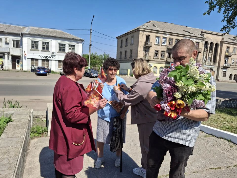 В преддверии великого праздника, Дня Победы, сотрудники МБУ "ЛГДК" с гордостью присоединились к всенародной акции "Георгиевская ленточка" В преддверии великого праздника, Дня Победы, сотрудники МБУ "ЛГДК" с гордостью присоединились к всенародной акции "Георгиевская ленточка"