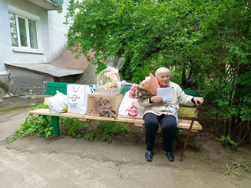 В Ровеньках поздравили жителя осажденного Сталинграда Глава городского округа город Ровеньки Андрей Рубанцов поздравил Суркову Ларису Александровну - жителя осажденного Сталинграда, с важной датой В Ровеньках поздравили жителя осажденного Сталинграда Глава городского округа город Ровеньки Андрей Рубанцов поздравил Суркову Ларису Александровну - жителя осажденного Сталинграда, с важной датой