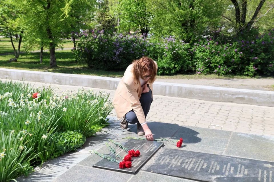 В честь 81й годовщины Великой Победы Врип главы Евгений Шаталин совместно с заместителем премьерминистра Республики Татарстан Ринатом Садыковым и заместителем главы администрации города Рубежное Евгенией Волковой возложил... В честь 81й годовщины Великой Победы Врип главы Евгений Шаталин совместно с заместителем премьерминистра Республики Татарстан Ринатом Садыковым и заместителем главы администрации города Рубежное Евгенией Волковой возложил...