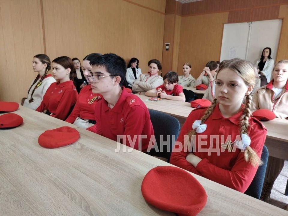В рамках проекта «Диалоги с Героями» в Стаханове состоялась встреча молодежи с участником специальной военной операции Владиславом Николаевичем Жуковым В рамках проекта «Диалоги с Героями» в Стаханове состоялась встреча молодежи с участником специальной военной операции Владиславом Николаевичем Жуковым