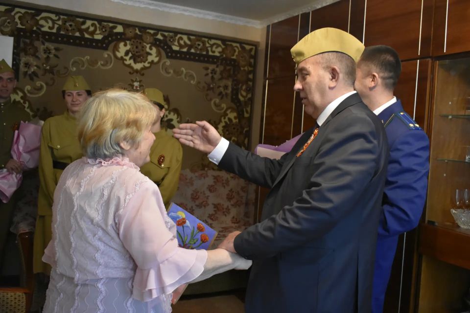 Глава Перевальского муниципалитета и Прокурор района поздравили ветеранов ВОВ с Днем Победы Глава Перевальского муниципалитета и Прокурор района поздравили ветеранов ВОВ с Днем Победы