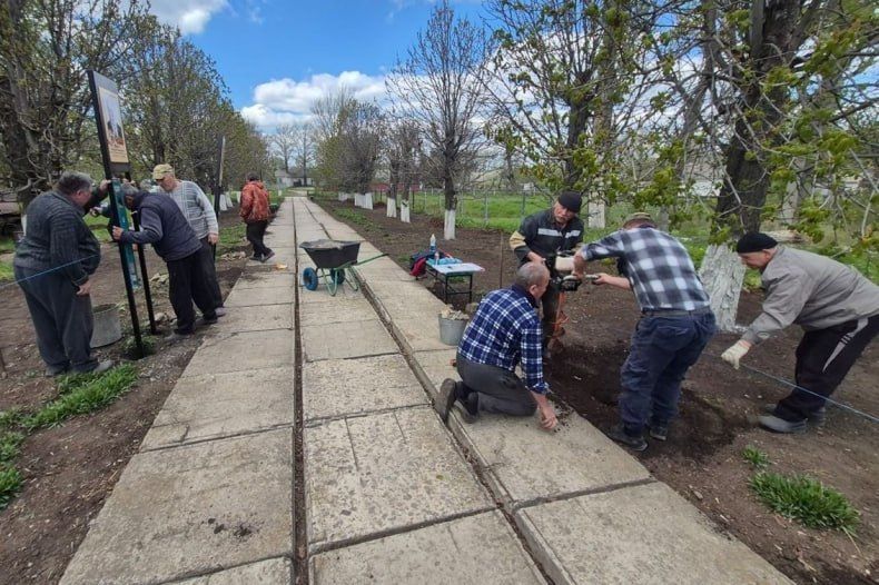В селе Медвежанка ко Дню Победы провели уборку Аллеи Славы В селе Медвежанка ко Дню Победы провели уборку Аллеи Славы