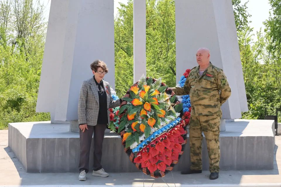 В знак уважения к подвигу в преддверии 81-й годовщины Победы в Великой Отечественной войне В знак уважения к подвигу в преддверии 81-й годовщины Победы в Великой Отечественной войне