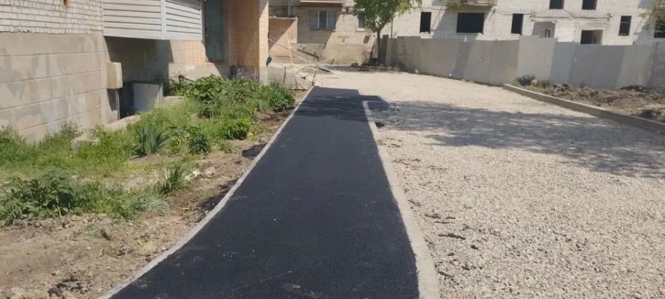 В Краснодоне продолжаем благоустройство дороги по улице Микроцентр В Краснодоне продолжаем благоустройство дороги по улице Микроцентр