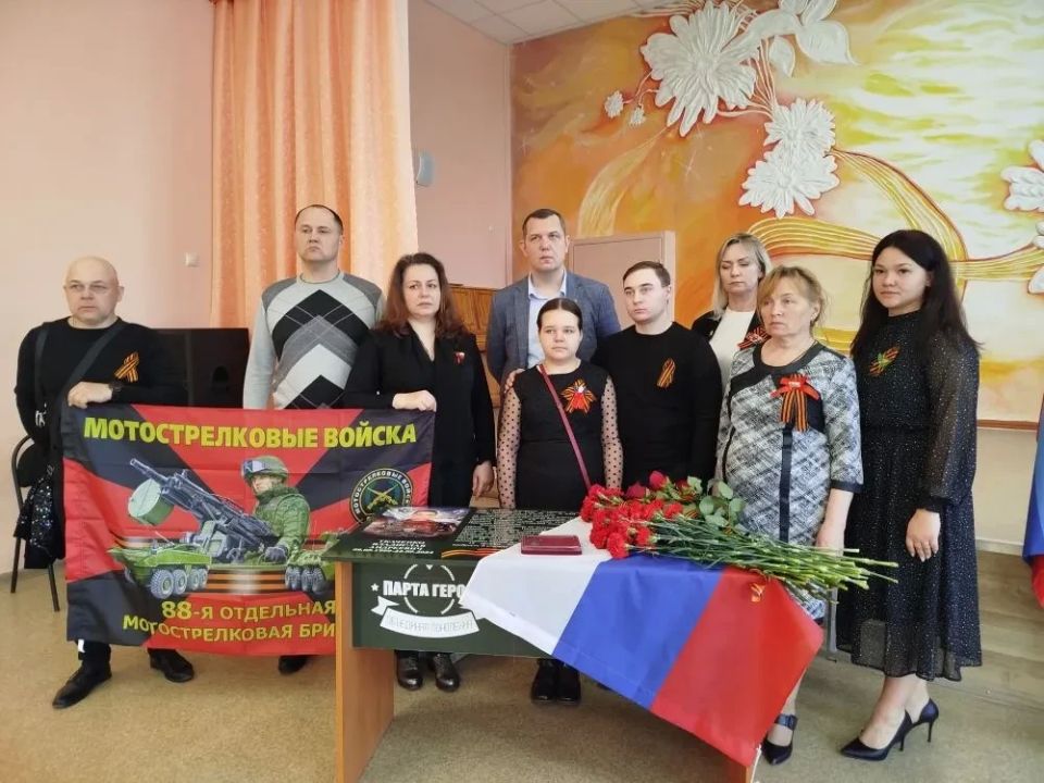 В УВК №10 состоялось открытие Парты Героя в память об участнике СВО и выпускнике Владиславе Ткаченко В УВК №10 состоялось открытие Парты Героя в память об участнике СВО и выпускнике Владиславе Ткаченко
