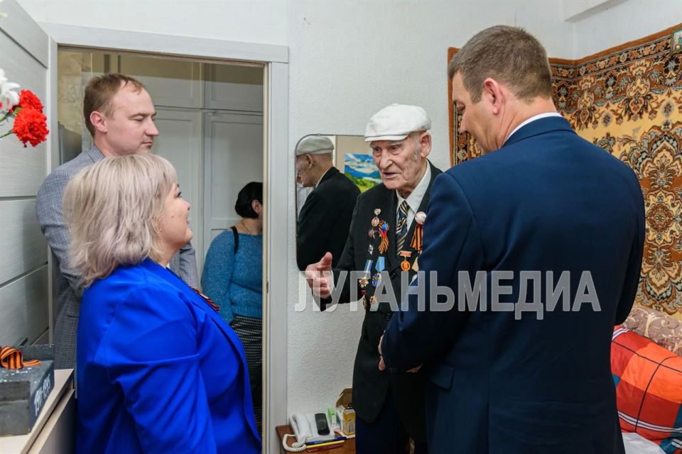 Представители Администрации Луганска поздравили ветеранов с Днем Победы Представители Администрации Луганска поздравили ветеранов с Днем Победы