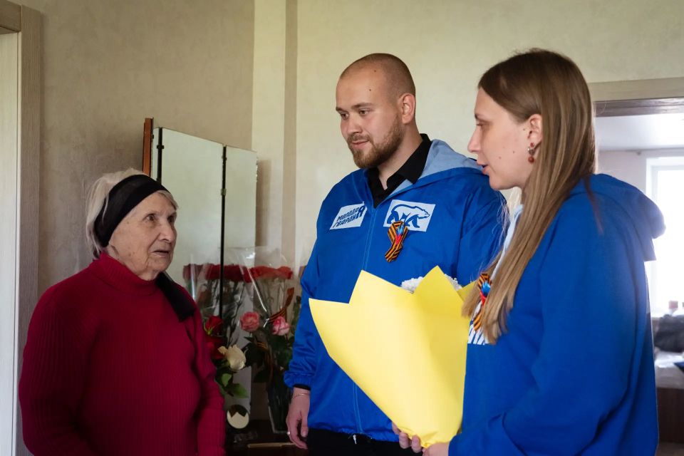 Сегодня снова поздравляли тех, кто живьём помнит тот самый победный май 1945-го Сегодня снова поздравляли тех, кто живьём помнит тот самый победный май 1945-го