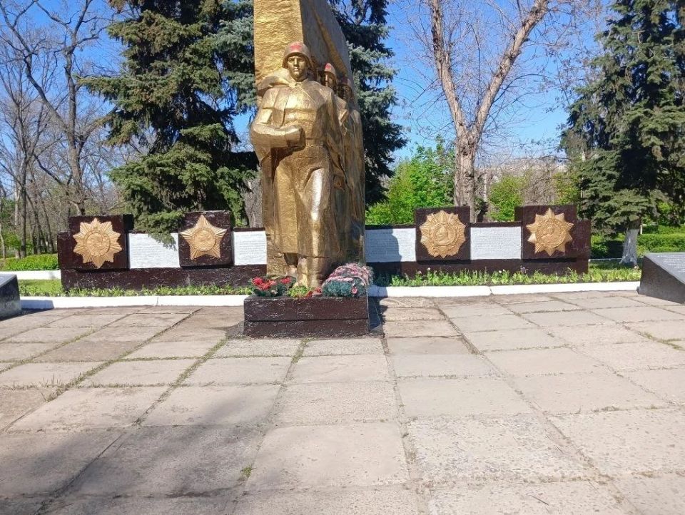 В столичном Сквере Победы начались озеленительные работы В столичном Сквере Победы начались озеленительные работы