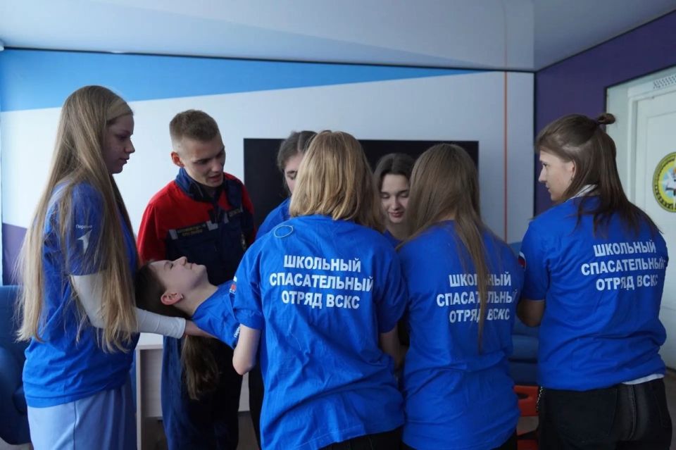 Знания, спасающие жизни. В современном мире, где безопасность и готовность к экстренным ситуациям приобретают всё большее значение, проведение занятий с подрастающим поколением основам спасательного дела становится одним из... Знания, спасающие жизни. В современном мире, где безопасность и готовность к экстренным ситуациям приобретают всё большее значение, проведение занятий с подрастающим поколением основам спасательного дела становится одним из...