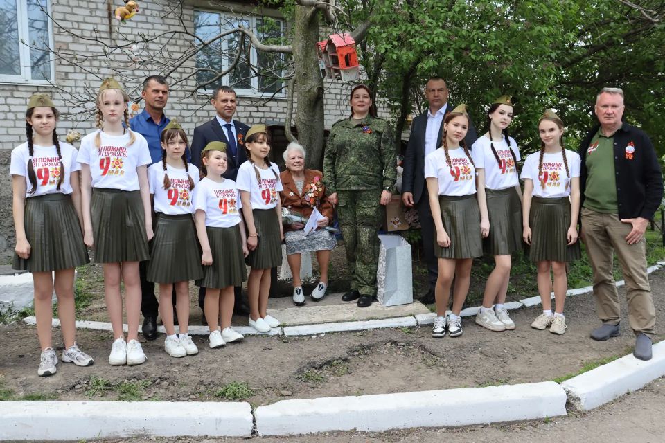 Накануне Дня Победы с руководителями делегаций шефов-регионов Красноярского края и Республики Тыва, представителями общественности, ведомств округа и молодежи поздравили Почетных граждан округа, наших дорогих ветеранов ВОВ... Накануне Дня Победы с руководителями делегаций шефов-регионов Красноярского края и Республики Тыва, представителями общественности, ведомств округа и молодежи поздравили Почетных граждан округа, наших дорогих ветеранов ВОВ...