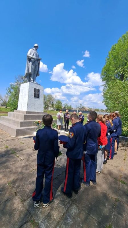 Казачата Станично-Луганской средней школы имени Грекова П.М. вместе с директором школы Ларисой Анатольевной Фатневой и педагогом-организатором Людмилой Михайловной Пелых приняли участие в торжественном возложении цветов к... Казачата Станично-Луганской средней школы имени Грекова П.М. вместе с директором школы Ларисой Анатольевной Фатневой и педагогом-организатором Людмилой Михайловной Пелых приняли участие в торжественном возложении цветов к...