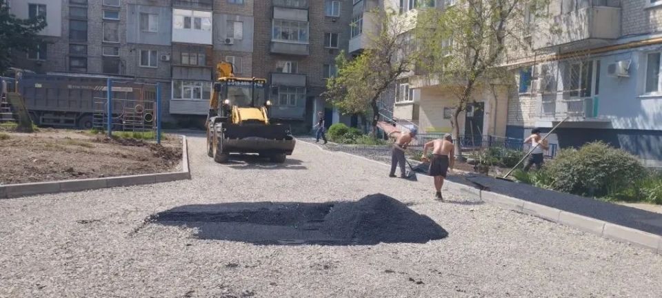 В Краснодоне продолжаем благоустройство дороги по улице Микроцентр В Краснодоне продолжаем благоустройство дороги по улице Микроцентр