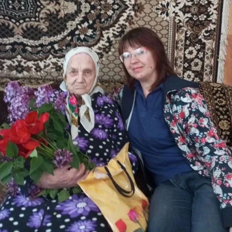 Представители избирательных комиссий Старобельского округа оказали адресную помощь пожилым людям Представители избирательных комиссий Старобельского округа оказали адресную помощь пожилым людям