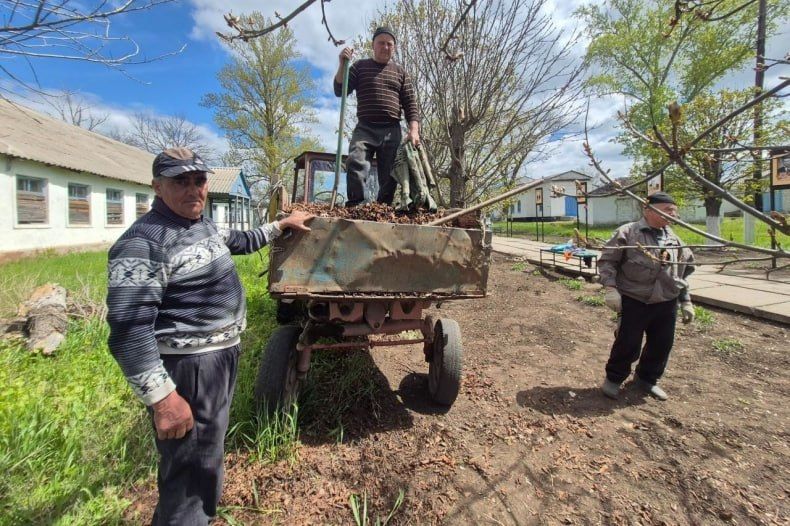 В селе Медвежанка ко Дню Победы провели уборку Аллеи Славы В селе Медвежанка ко Дню Победы провели уборку Аллеи Славы