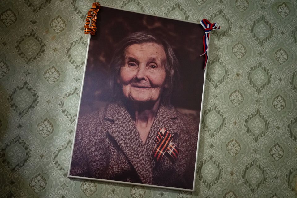 Сегодня снова поздравляли тех, кто живьём помнит тот самый победный май 1945-го Сегодня снова поздравляли тех, кто живьём помнит тот самый победный май 1945-го