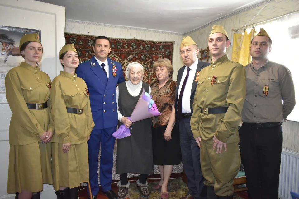 Глава Перевальского муниципалитета и Прокурор района поздравили ветеранов ВОВ с Днем Победы Глава Перевальского муниципалитета и Прокурор района поздравили ветеранов ВОВ с Днем Победы