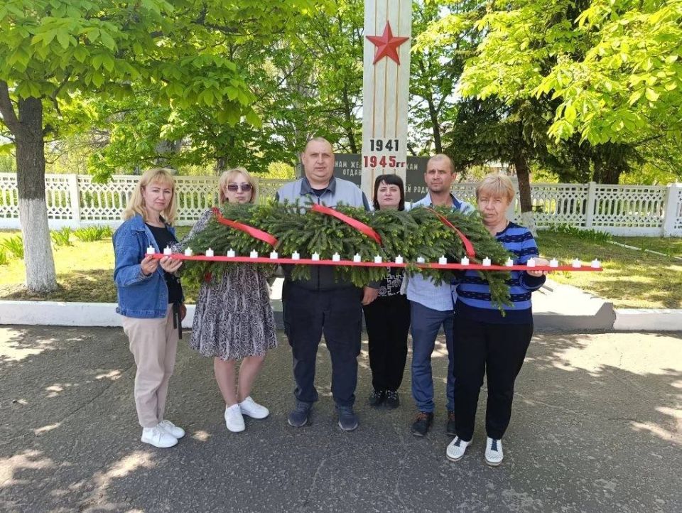В день памяти коллектив Луганской дистанции пути Луганского филиала ФГУП «ЖДН» возложили гирлянду Славы к Стелле погибших железнодорожников, почтили минутой молчания, и зажгли свечи памяти героям, которые ценной своей жизни... В день памяти коллектив Луганской дистанции пути Луганского филиала ФГУП «ЖДН» возложили гирлянду Славы к Стелле погибших железнодорожников, почтили минутой молчания, и зажгли свечи памяти героям, которые ценной своей жизни...