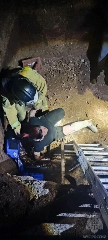 В Алчевске спасатели вытащили женщину с переломом ноги из трехметровой ямы В Алчевске спасатели вытащили женщину с переломом ноги из трехметровой ямы