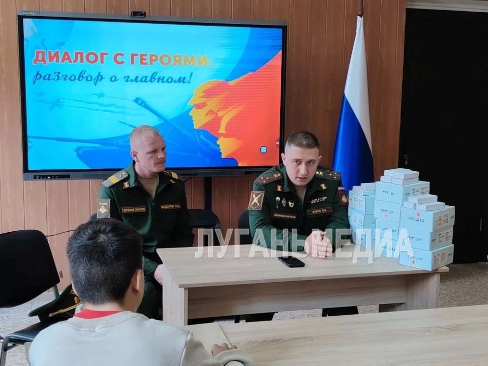 В рамках проекта «Диалоги с Героями» в Стаханове состоялась встреча молодежи с участником специальной военной операции Владиславом Николаевичем Жуковым В рамках проекта «Диалоги с Героями» в Стаханове состоялась встреча молодежи с участником специальной военной операции Владиславом Николаевичем Жуковым