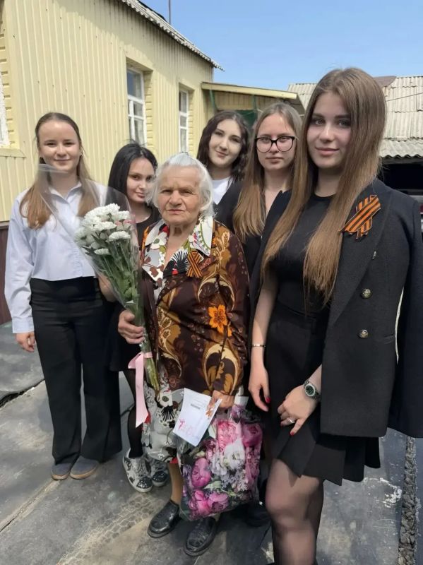 В эти дни, когда воздух наполнен предвкушением великого праздника – Дня Победы, учащиеся ровеньковских школ поздравили ветеранов и вручили им поздравительные письма от Президента РФ Владимира Путина В эти дни, когда воздух наполнен предвкушением великого праздника – Дня Победы, учащиеся ровеньковских школ поздравили ветеранов и вручили им поздравительные письма от Президента РФ Владимира Путина
