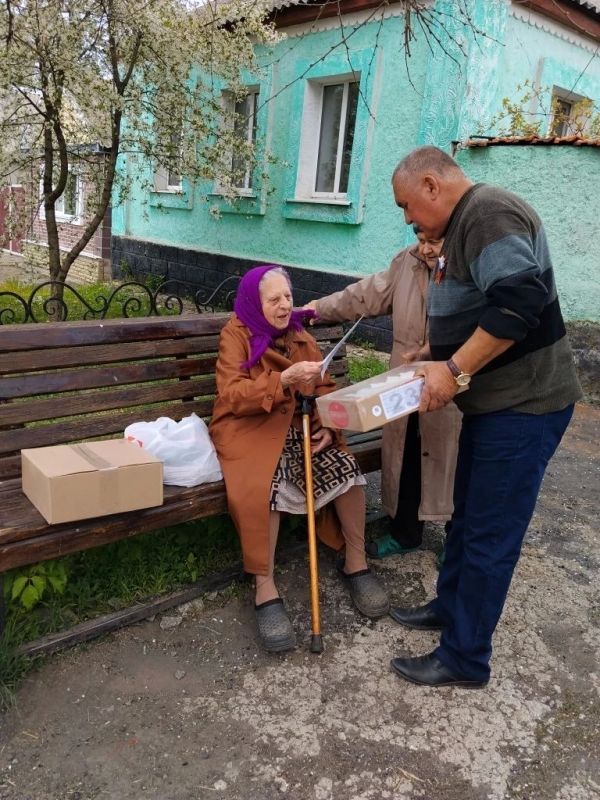 Сотрудники отделов по жизнеобеспечению продолжают поздравлять ветеранов Лутугинщины Сотрудники отделов по жизнеобеспечению продолжают поздравлять ветеранов Лутугинщины
