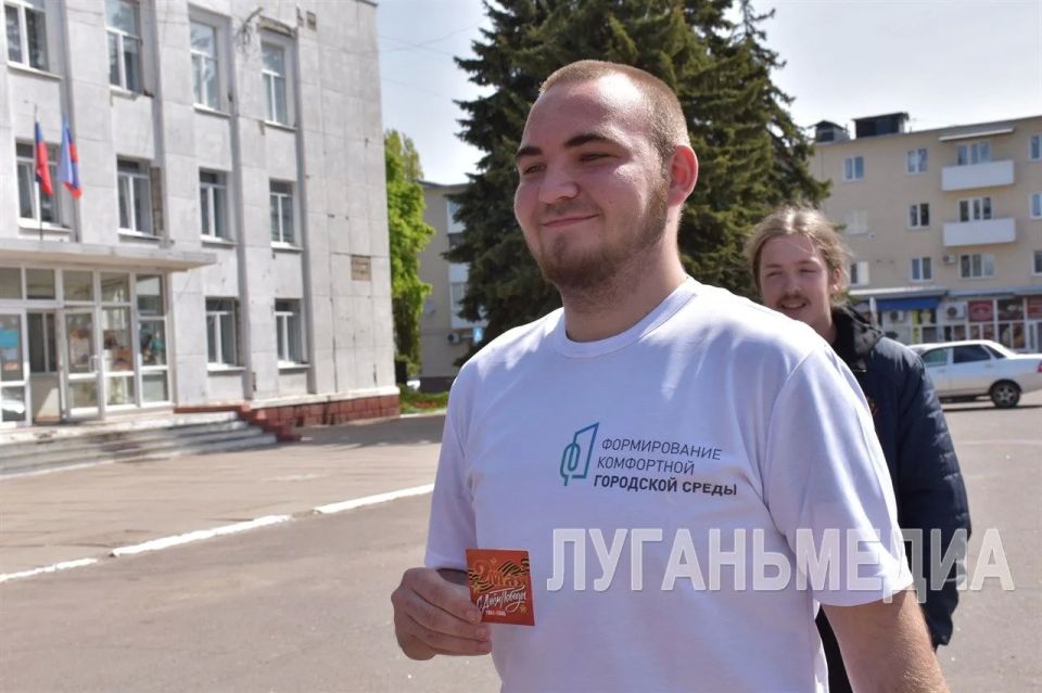 Активисты Первомайского колледжа вместе с советником директора организовали акцию-приветствие в честь 9 мая Активисты Первомайского колледжа вместе с советником директора организовали акцию-приветствие в честь 9 мая