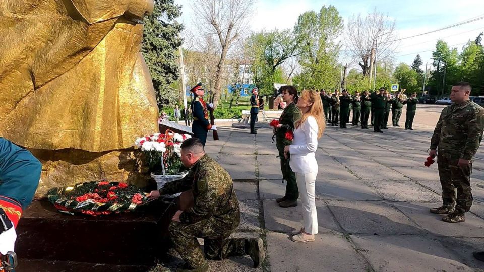 В Луганске прошла торжественная церемония к 81-й годовщине Победы с участием сенатора Дарьи Лантратовой В Луганске прошла торжественная церемония к 81-й годовщине Победы с участием сенатора Дарьи Лантратовой