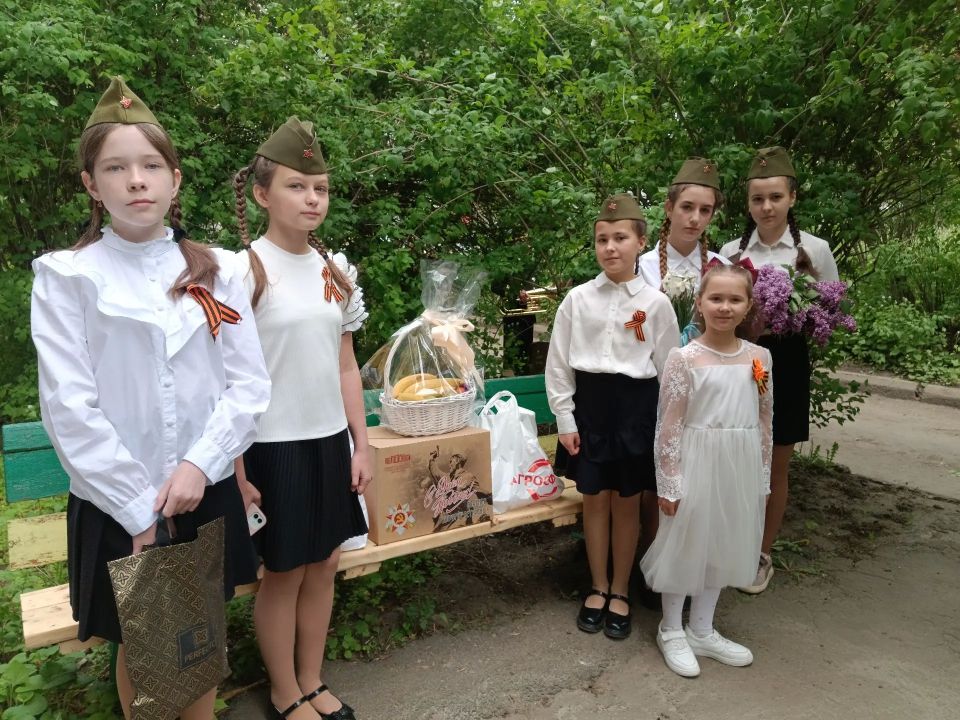 В Ровеньках поздравили жителя осажденного Сталинграда Глава городского округа город Ровеньки Андрей Рубанцов поздравил Суркову Ларису Александровну - жителя осажденного Сталинграда, с важной датой В Ровеньках поздравили жителя осажденного Сталинграда Глава городского округа город Ровеньки Андрей Рубанцов поздравил Суркову Ларису Александровну - жителя осажденного Сталинграда, с важной датой