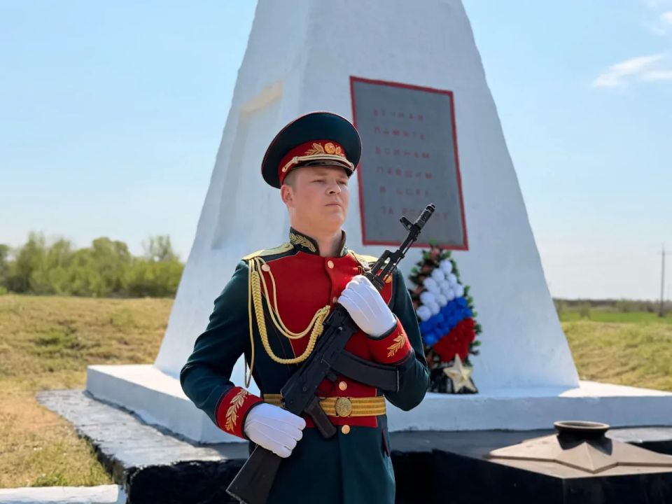 В преддверии Дня Победы в Станично-Луганском районе зажгли Вечный огонь у мемориала советским воинам В преддверии Дня Победы в Станично-Луганском районе зажгли Вечный огонь у мемориала советским воинам
