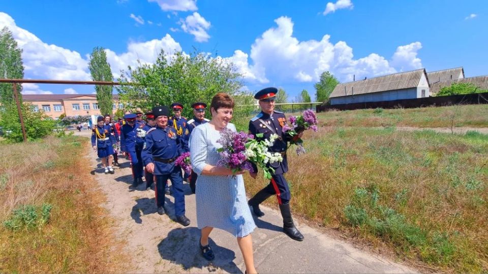 Казачата Станично-Луганской средней школы имени Грекова П.М. вместе с директором школы Ларисой Анатольевной Фатневой и педагогом-организатором Людмилой Михайловной Пелых приняли участие в торжественном возложении цветов к... Казачата Станично-Луганской средней школы имени Грекова П.М. вместе с директором школы Ларисой Анатольевной Фатневой и педагогом-организатором Людмилой Михайловной Пелых приняли участие в торжественном возложении цветов к...