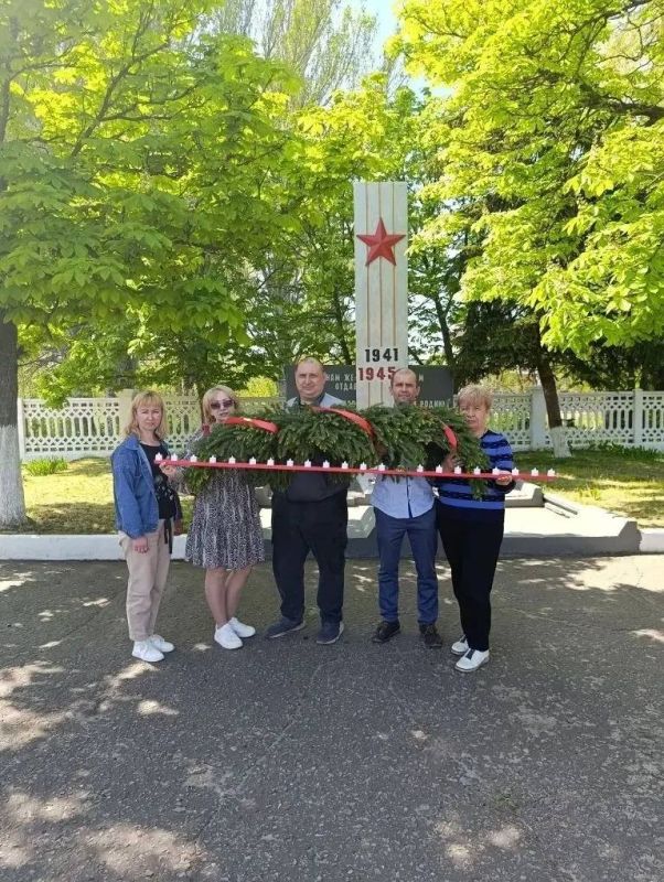 В день памяти коллектив Луганской дистанции пути Луганского филиала ФГУП «ЖДН» возложили гирлянду Славы к Стелле погибших железнодорожников, почтили минутой молчания, и зажгли свечи памяти героям, которые ценной своей жизни... В день памяти коллектив Луганской дистанции пути Луганского филиала ФГУП «ЖДН» возложили гирлянду Славы к Стелле погибших железнодорожников, почтили минутой молчания, и зажгли свечи памяти героям, которые ценной своей жизни...