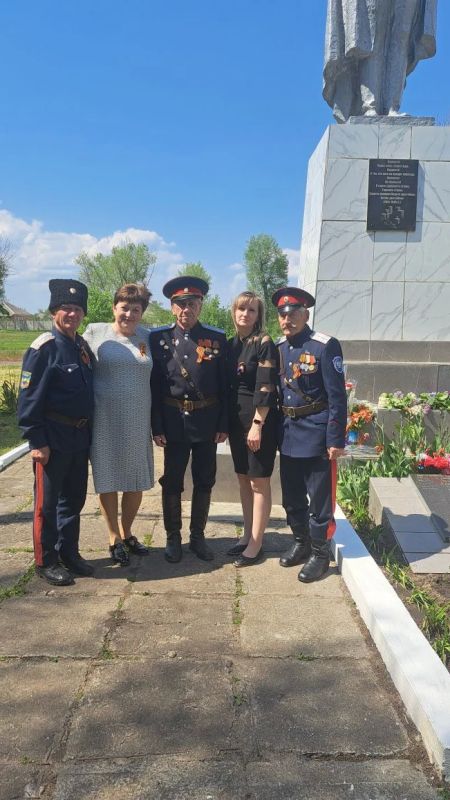 Казачата Станично-Луганской средней школы имени Грекова П.М. вместе с директором школы Ларисой Анатольевной Фатневой и педагогом-организатором Людмилой Михайловной Пелых приняли участие в торжественном возложении цветов к... Казачата Станично-Луганской средней школы имени Грекова П.М. вместе с директором школы Ларисой Анатольевной Фатневой и педагогом-организатором Людмилой Михайловной Пелых приняли участие в торжественном возложении цветов к...