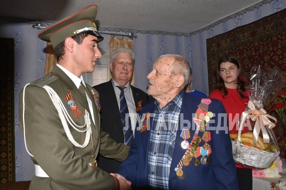 Ветерану вручили поздравления и подарки от Президента и Главы республики Ветерану вручили поздравления и подарки от Президента и Главы республики