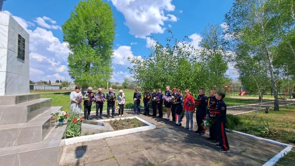 Казачата Станично-Луганской средней школы имени Грекова П.М. вместе с директором школы Ларисой Анатольевной Фатневой и педагогом-организатором Людмилой Михайловной Пелых приняли участие в торжественном возложении цветов к... Казачата Станично-Луганской средней школы имени Грекова П.М. вместе с директором школы Ларисой Анатольевной Фатневой и педагогом-организатором Людмилой Михайловной Пелых приняли участие в торжественном возложении цветов к...