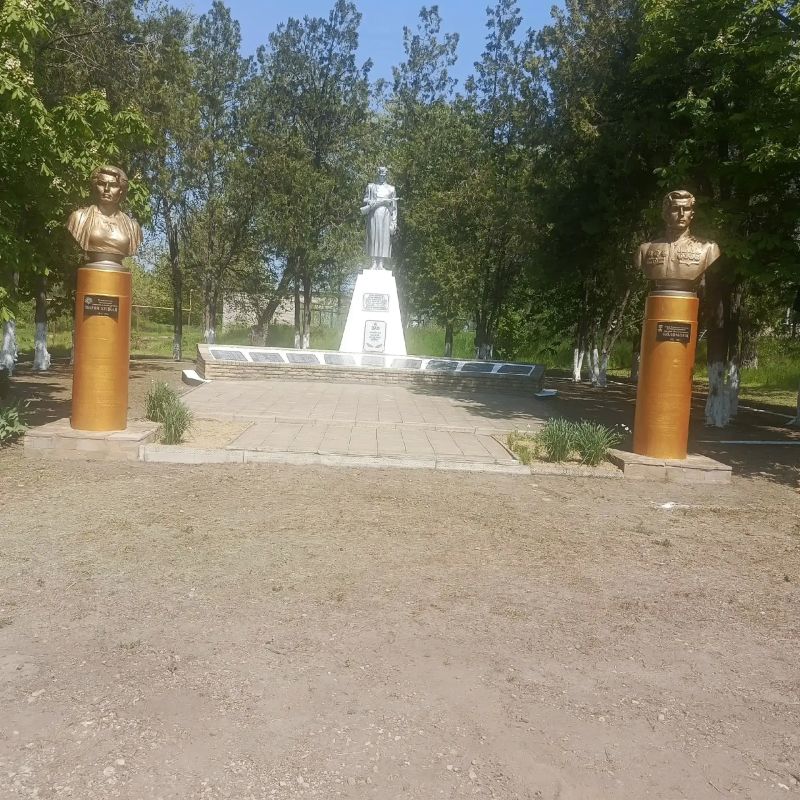 В Успенке привели в порядок Братскую могилу на площади Борцов Революции В Успенке привели в порядок Братскую могилу на площади Борцов Революции